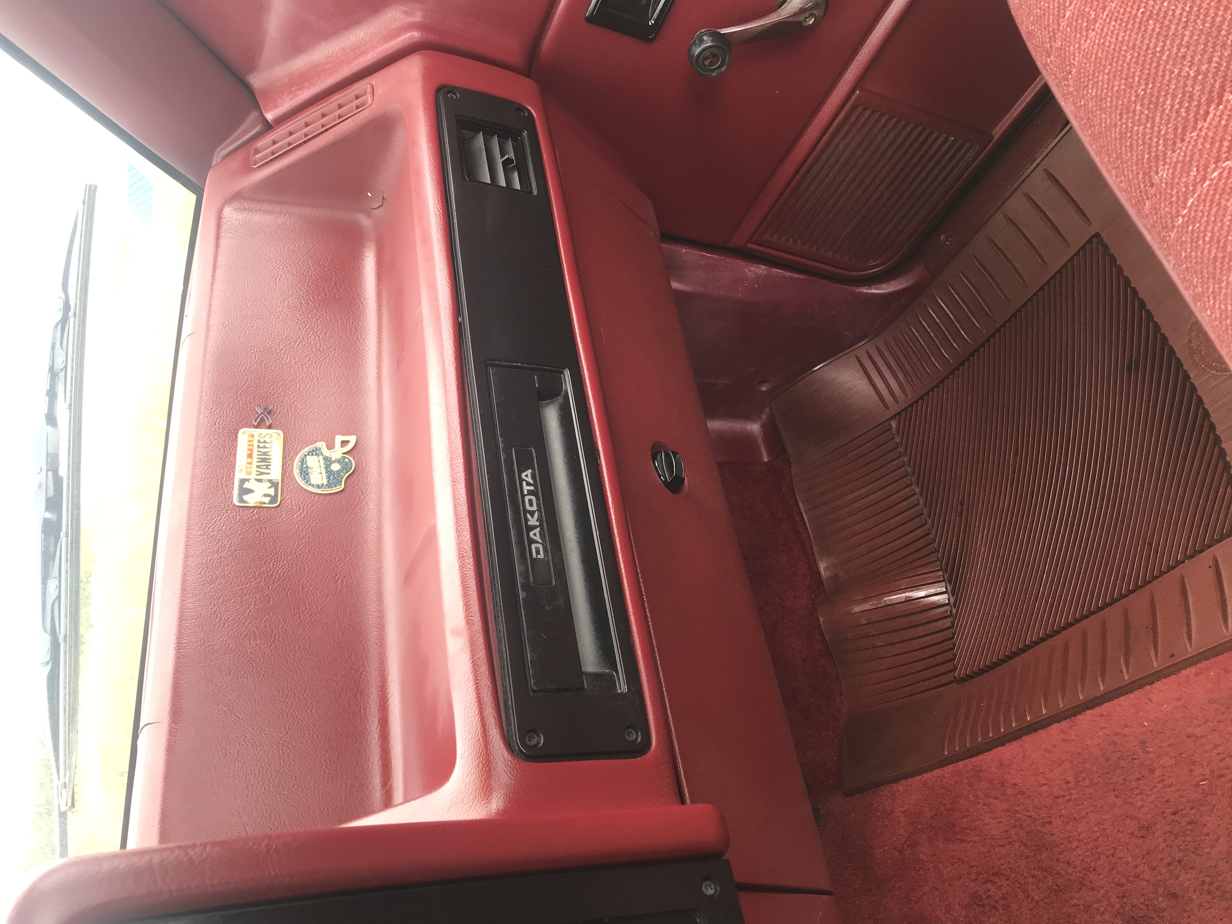 1991 Dodge Dakota Pickup ONE OWNER 117K 8 foot bed and roomy bench seating NICE — photo 44